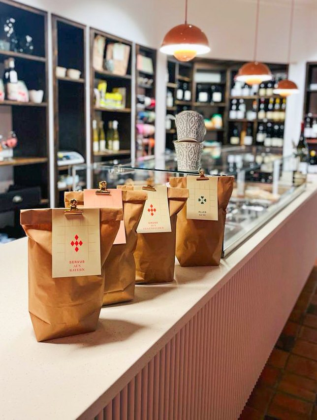Geschenktüten mit handgestempelten Anhängern auf der Theke im Miller Weinhaus