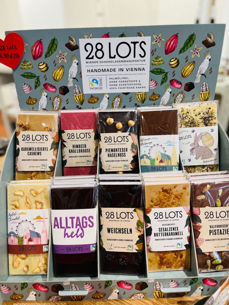 Aufsteller mit handgeschöpften Schokoladentafeln der Wiener Manufaktur 28 Lots