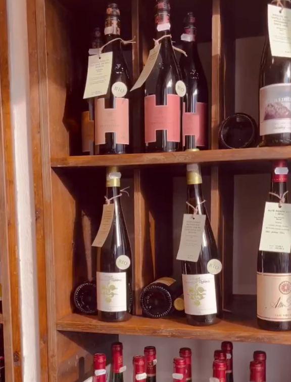 Bio-Rotweine mit Anhängern im Holzregal des Miller Weinhauses